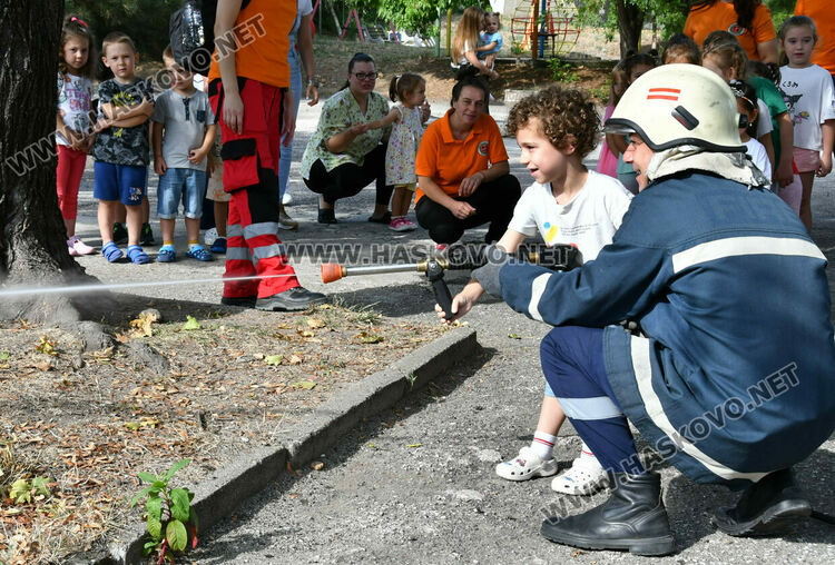 Пожарникари и доброволци с демонстративна евакуация на деца в ДГ „Пинокио“ в Хасково
