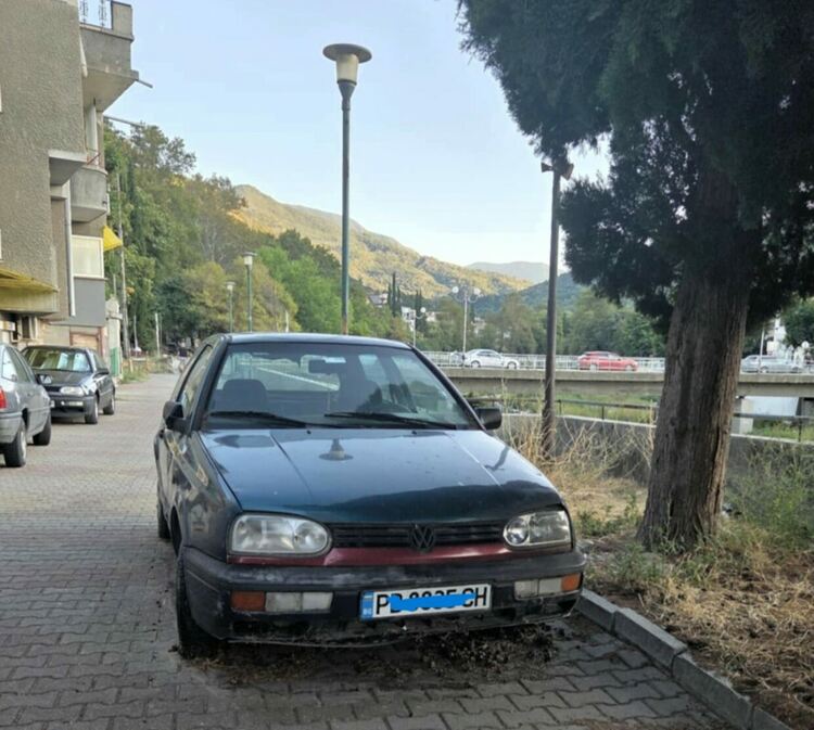 Премахват изоставени автомобили в Асеновград 