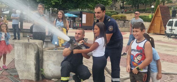 Смолянските пожарникари демонстрираха умения и техника в „Седмица на пожарната безопасност“
