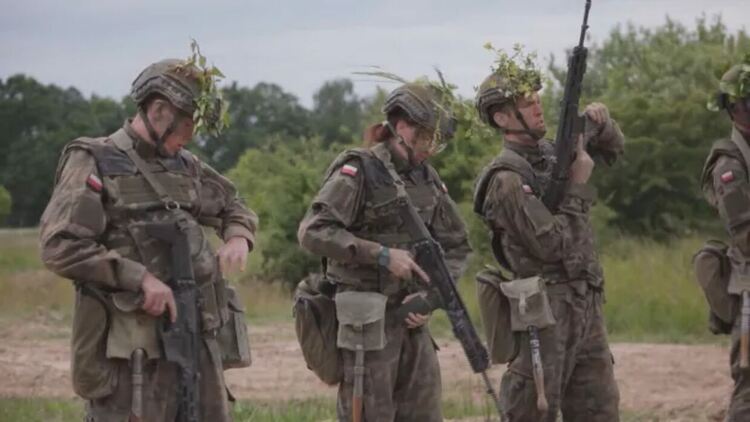 „Всичко, за да защитя детето си“: Защо една полска майка се подготвя за война