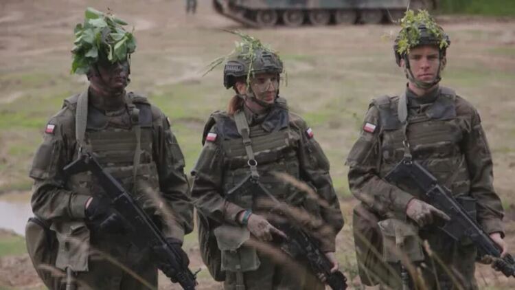 „Всичко, за да защитя детето си“: Защо една полска майка се подготвя за война