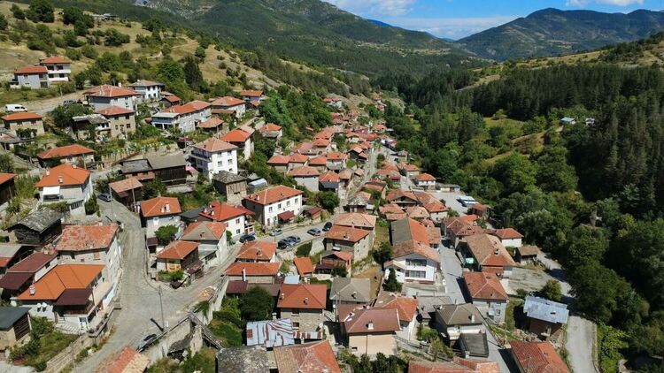 Село Малево постави нови икони в църквата на мястото на откраднатите преди 30 години