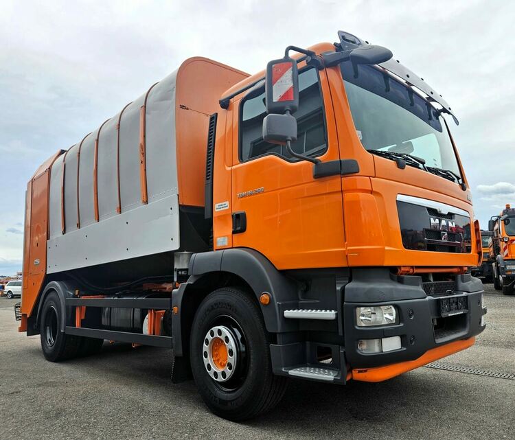 Асеновградчани са ядосани заради преливащи кошове и несъбрани боклуци 