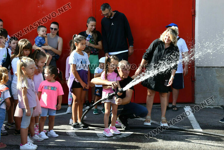 Хасковските пожарникари отбелязаха професионалния си празник с пъстро детско тържество