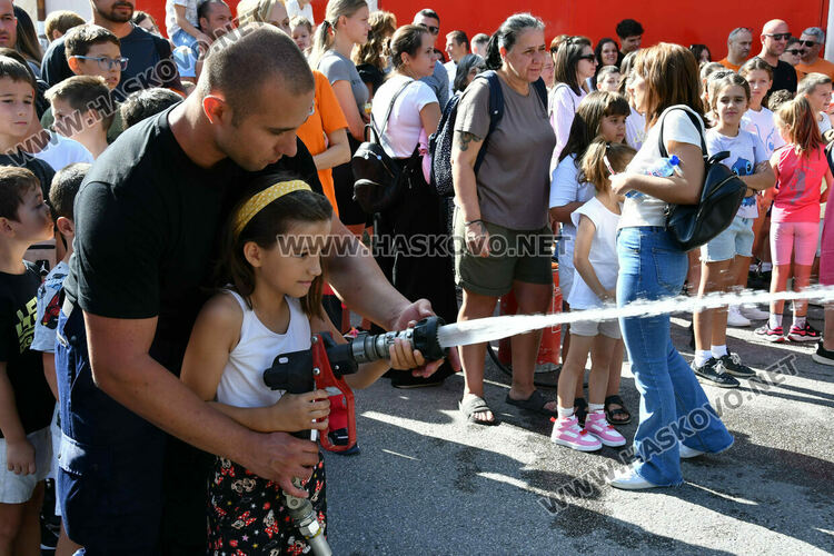 Хасковските пожарникари отбелязаха професионалния си празник с пъстро детско тържество