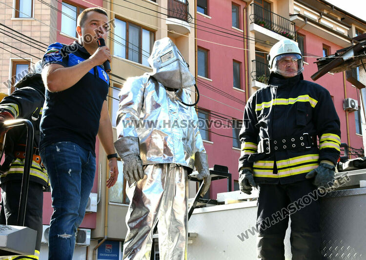 Хасковските пожарникари отбелязаха професионалния си празник с пъстро детско тържество