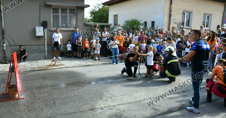 Хасковските пожарникари отбелязаха професионалния си празник с пъстро детско тържество