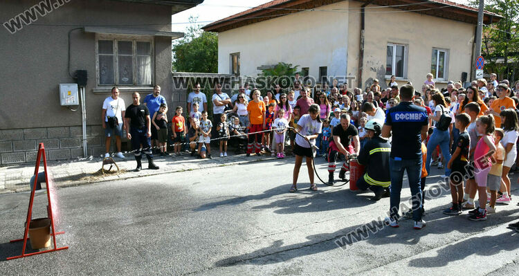 Хасковските пожарникари отбелязаха професионалния си празник с пъстро детско тържество