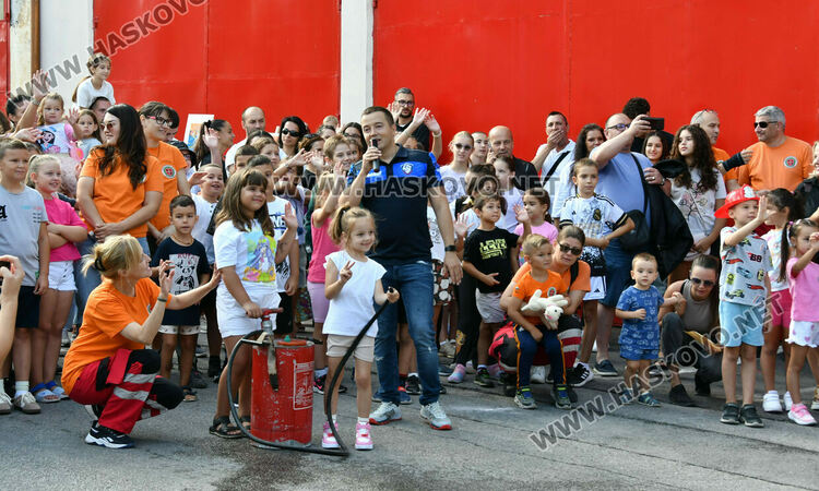 Хасковските пожарникари отбелязаха професионалния си празник с пъстро детско тържество