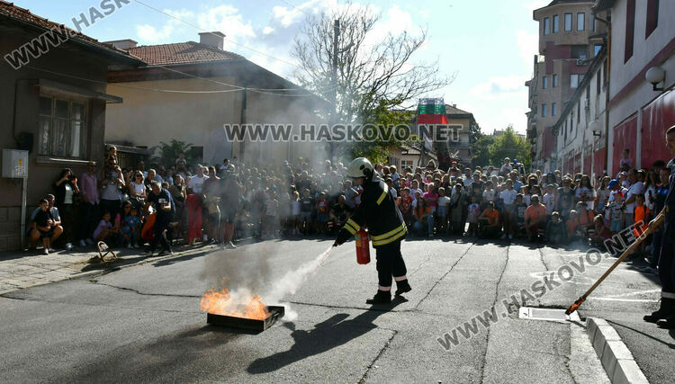 Хасковските пожарникари отбелязаха професионалния си празник с пъстро детско тържество