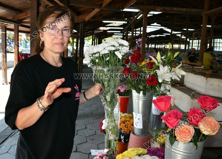 Слънчогледи и рози – най-предпочитани за букета за любимия учител на 15 септември