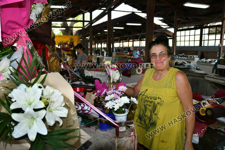 Слънчогледи и рози – най-предпочитани за букета за любимия учител на 15 септември