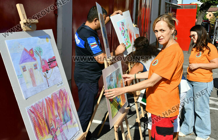 Хасковските пожарникари отбелязаха професионалния си празник с пъстро детско тържество