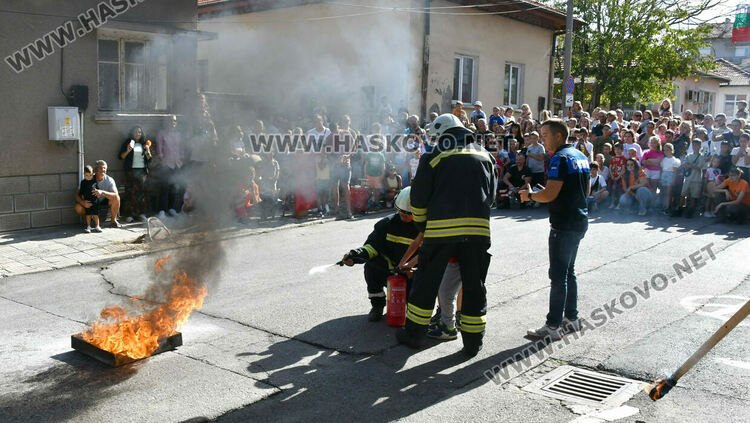 Хасковските пожарникари отбелязаха професионалния си празник с пъстро детско тържество