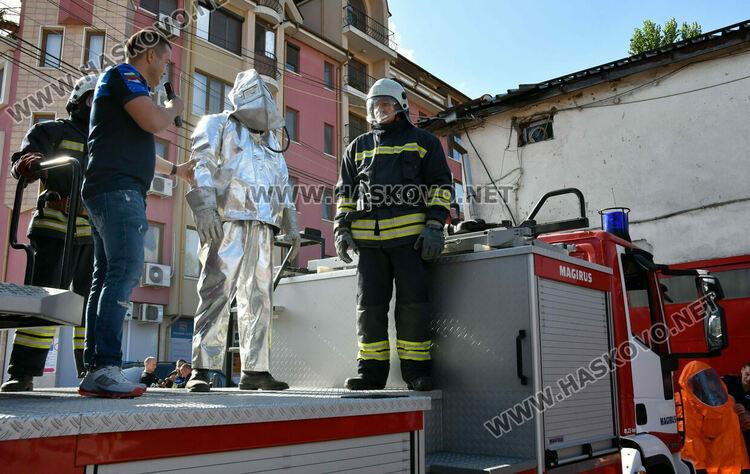 Хасковските пожарникари отбелязаха професионалния си празник с пъстро детско тържество