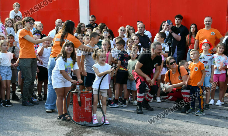 Хасковските пожарникари отбелязаха професионалния си празник с пъстро детско тържество