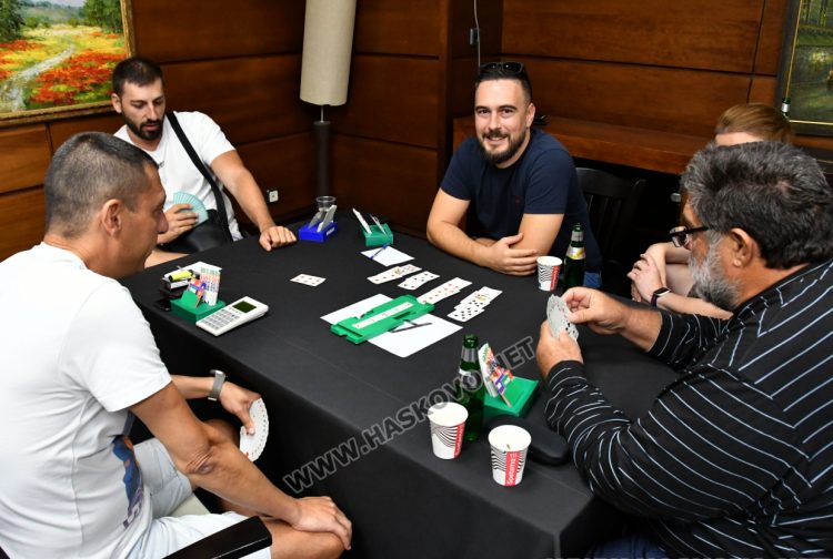 Хасковските състезатели Гроздан Русинов (с бялата тениска) и Петър Иванов (срещу него) спечелиха отборния турнир като част от отбор „Опустошителите“ 