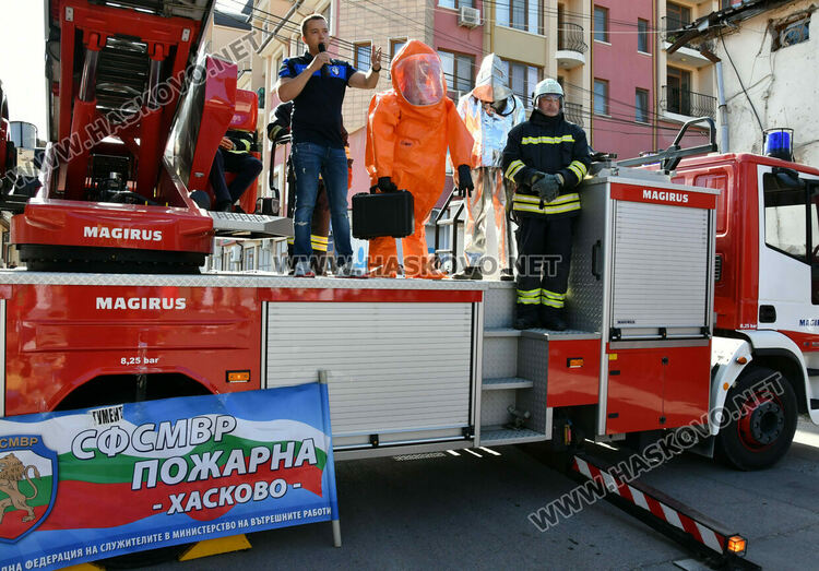 Хасковските пожарникари отбелязаха професионалния си празник с пъстро детско тържество