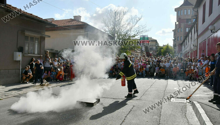 Хасковските пожарникари отбелязаха професионалния си празник с пъстро детско тържество