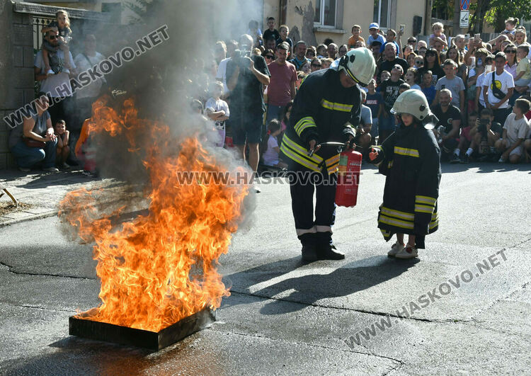 Хасковските пожарникари отбелязаха професионалния си празник с пъстро детско тържество