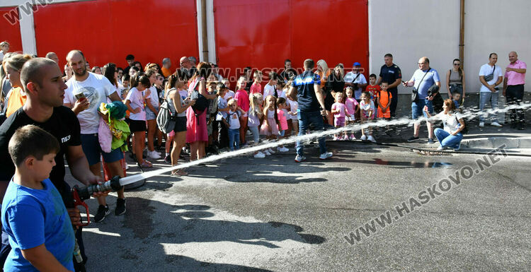 Хасковските пожарникари отбелязаха професионалния си празник с пъстро детско тържество