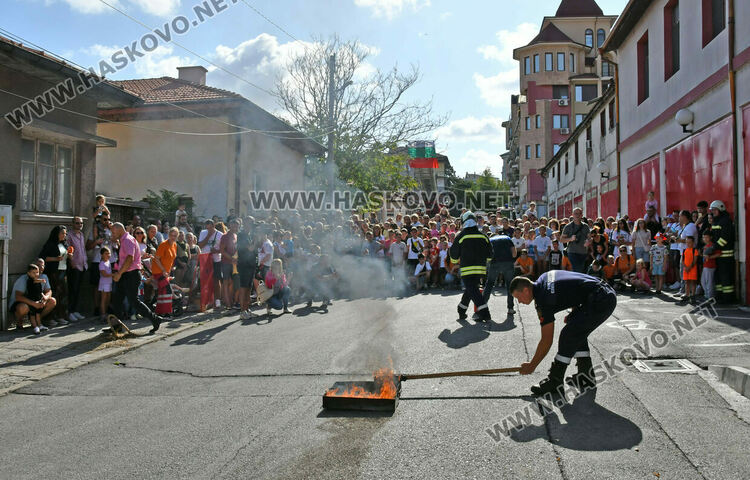 Хасковските пожарникари отбелязаха професионалния си празник с пъстро детско тържество