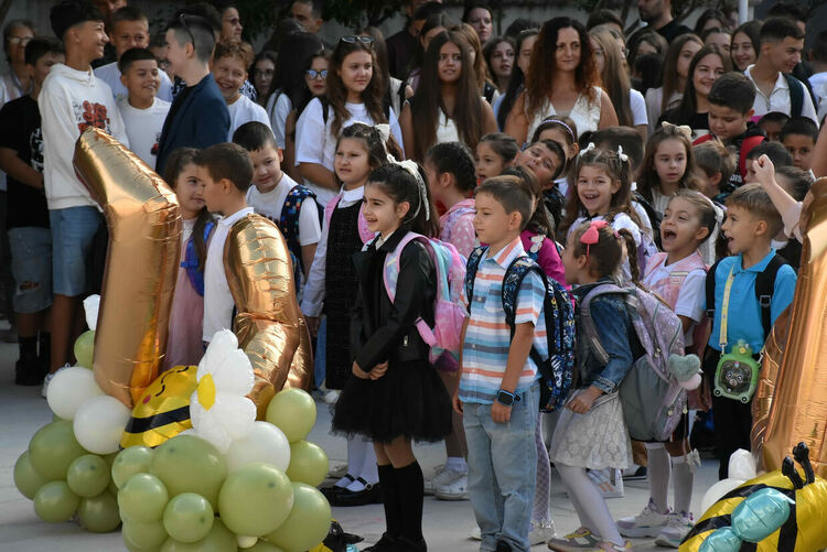 В ОУ „Св. Климент Охридски“ вместо букети дариха средства за деца в нужда