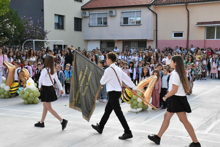 В ОУ „Св. Климент Охридски“ вместо букети дариха средства за деца в нужда