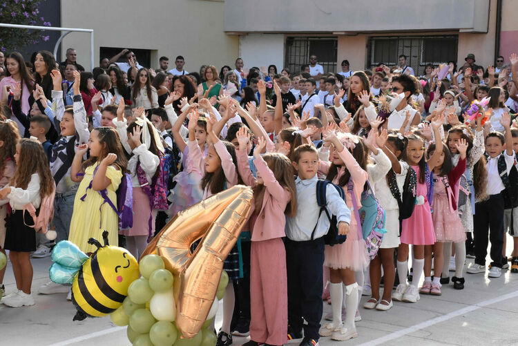 В ОУ „Св. Климент Охридски“ вместо букети дариха средства за деца в нужда
