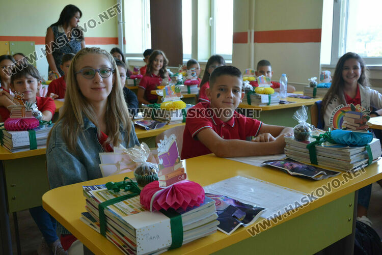 Първи звънец за 84 първокласници в хасковското СУ „Васил Левски“
