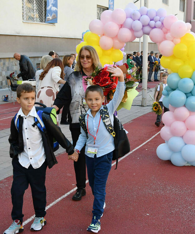 112 първокласници посрещна ОУ „Иван Рилски“, откриха нов СТЕМ център  