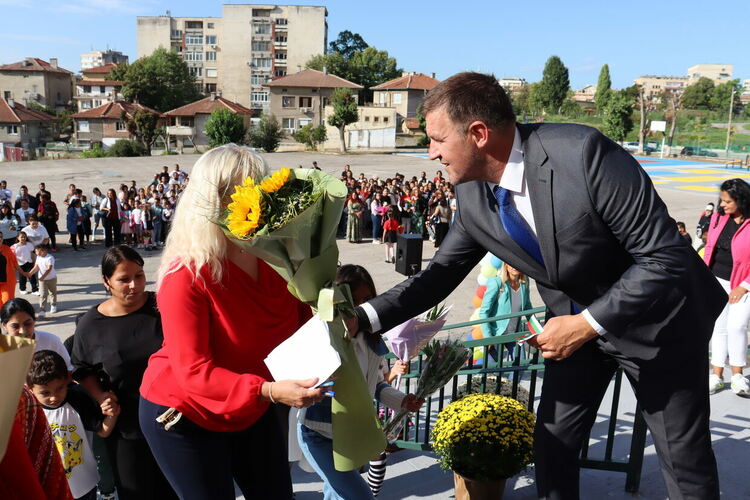 Кметът Станислав Дечев и първокласници прерязаха лентата на обновеното училище „Никола Вапцаров“ 