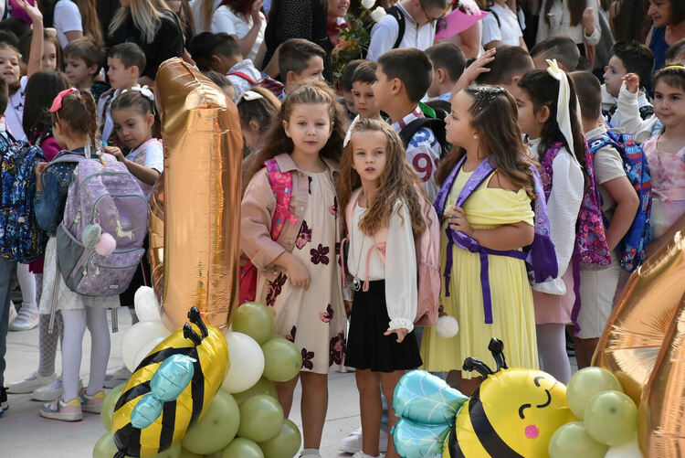 В ОУ „Св. Климент Охридски“ вместо букети дариха средства за деца в нужда