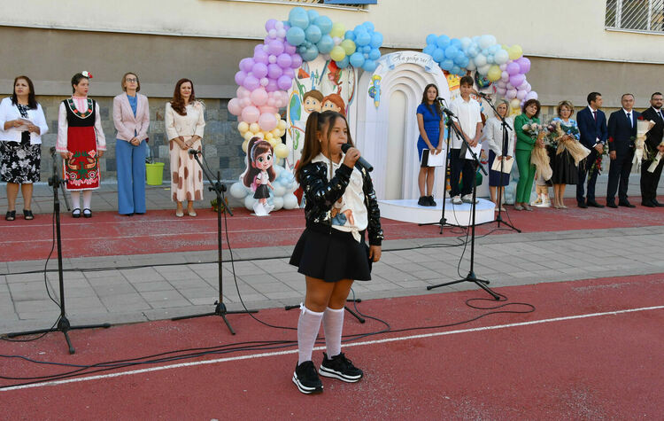 112 първокласници посрещна ОУ „Иван Рилски“, откриха нов СТЕМ център  