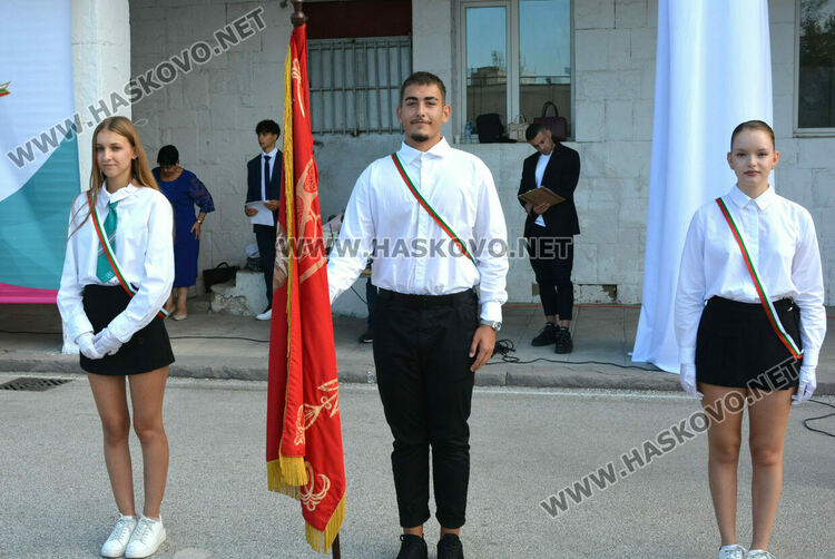 Първи звънец за 84 първокласници в хасковското СУ „Васил Левски“