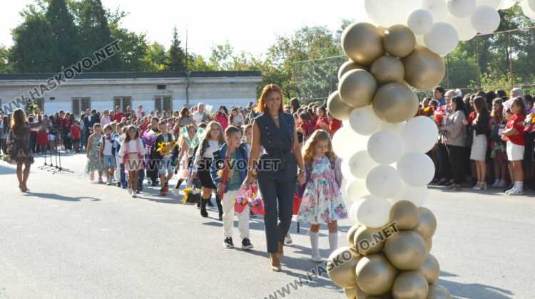 Първи звънец за 84 първокласници в хасковското СУ „Васил Левски“