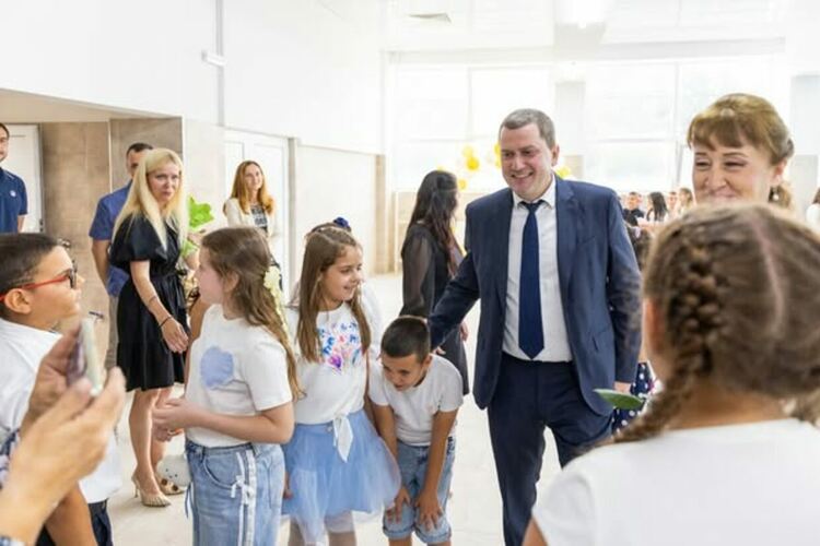 В първия учебен ден кметът на Община Перник Станислав Владимиров откри и ремонтирания плувен басейн в X ОУ „Алеко Константинов“ 