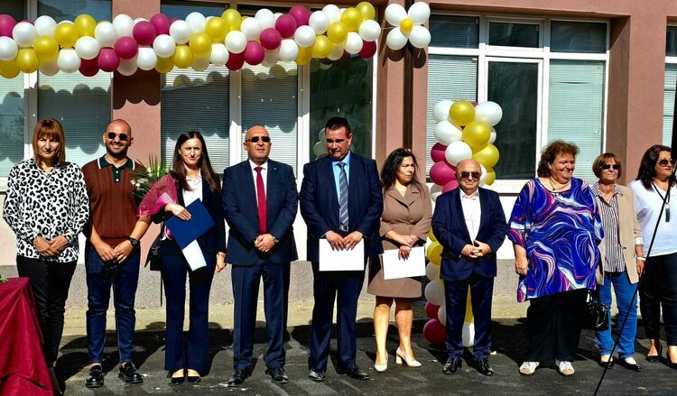 Откриха обновеното общежитие на ПГ по електроника и електротехника