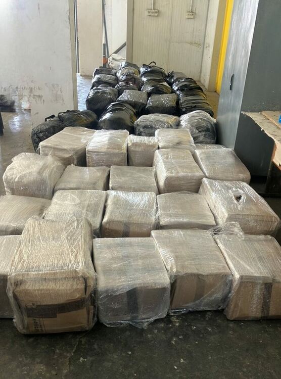 Задържаха рекордно количество от близо 740 кг марихуана за над 11,8 млн. лв. в тир