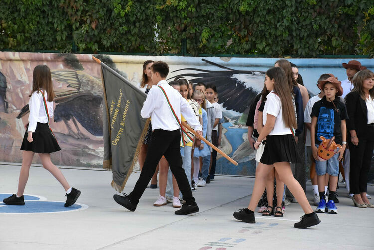 В ОУ „Св. Климент Охридски“ вместо букети дариха средства за деца в нужда