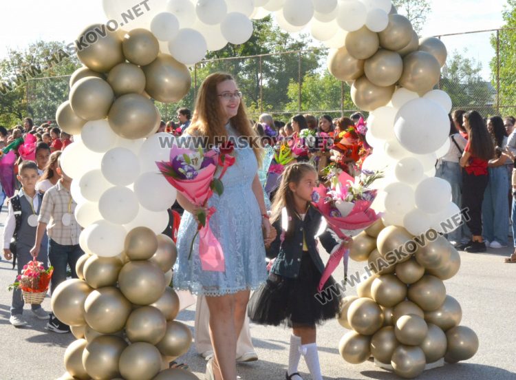 Първи звънец за 84 първокласници в хасковското СУ „Васил Левски“