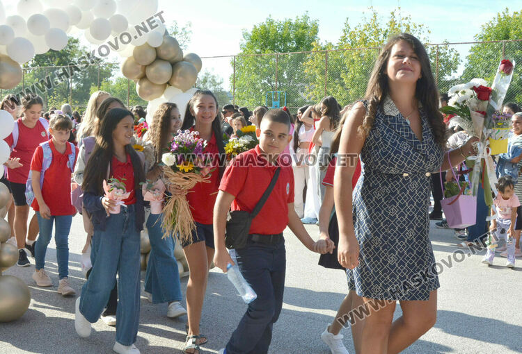 Първи звънец за 84 първокласници в хасковското СУ „Васил Левски“