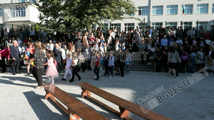 С две пълни паралелки първокласници и благотворителност стартира учебната година в  ОУ „Проф. Асен Златаров“