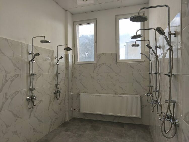 В първия учебен ден кметът на Община Перник Станислав Владимиров откри и ремонтирания плувен басейн в X ОУ „Алеко Константинов“ 