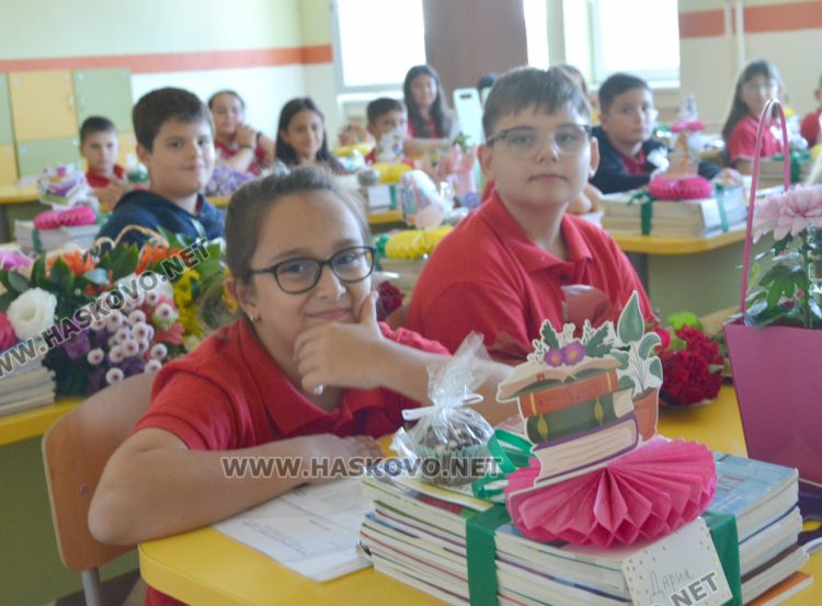 Първи звънец за 84 първокласници в хасковското СУ „Васил Левски“