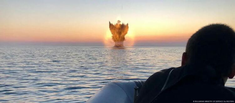 Военноморските сили на България и Румъния също следят за мини в Черно море
