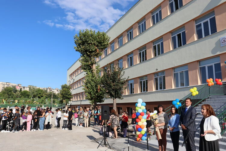 Кметът Станислав Дечев и първокласници прерязаха лентата на обновеното училище „Никола Вапцаров“ 