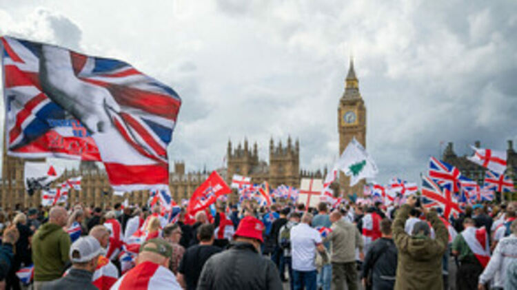 Сблъсъци и арести след многохилядните протести срещу имиграцията във Великобритания