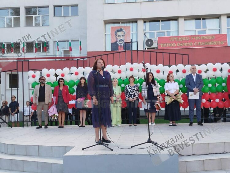 „Славейков“ посрещна 182 първокласници в първия учебен ден