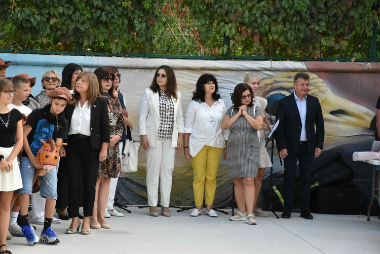 В ОУ „Св. Климент Охридски“ вместо букети дариха средства за деца в нужда